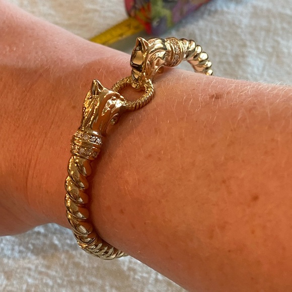 Gold-tone 2 cat bangle bracelet with clasp - Picture 7 of 7